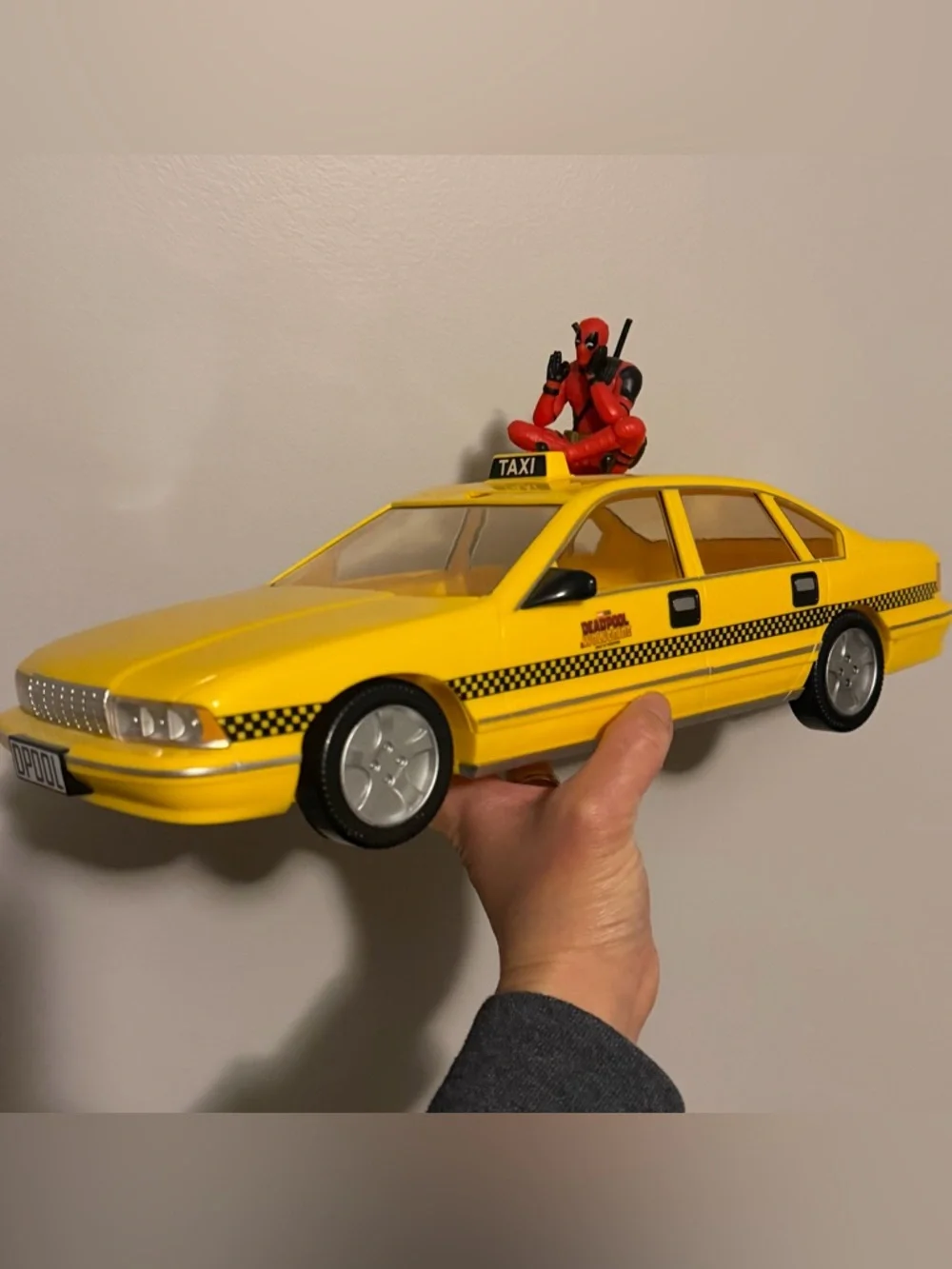 Deadpool and Wolverine Collectible Theater Taxi Popcorn bucket - Picture 5 of 8